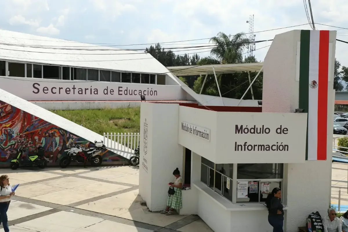 Morelia, Michoacán: condecoración a docentes con 40 años de servicio