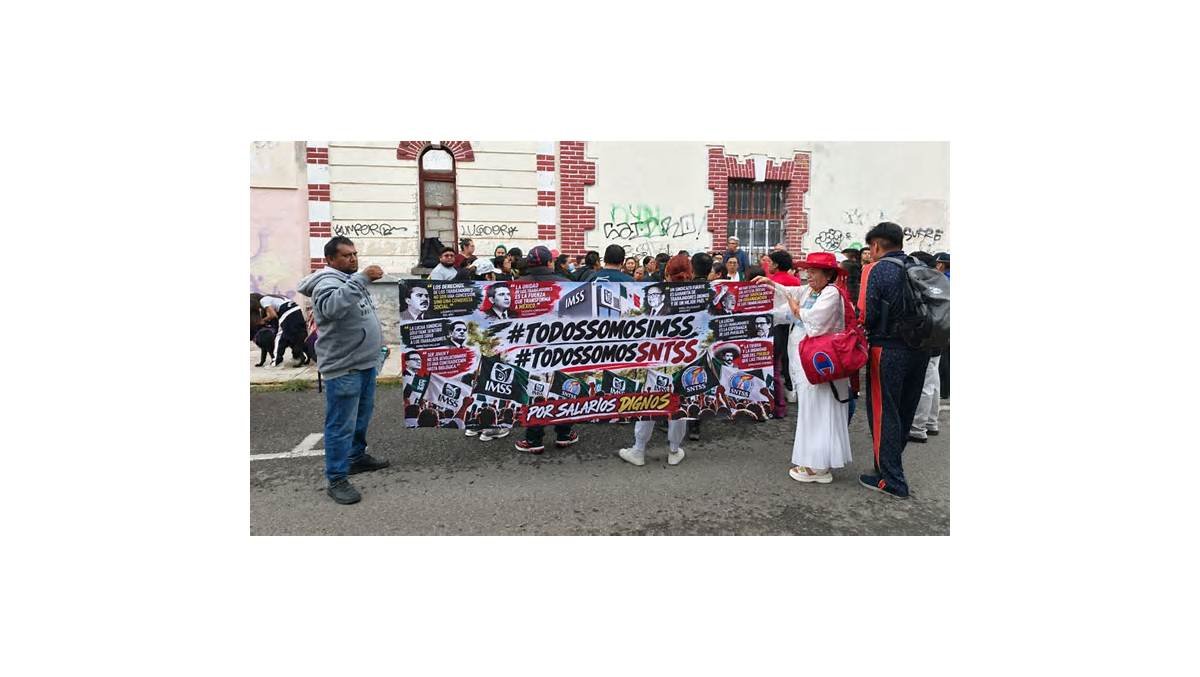 Trabajadores IMSS se manifiestan en Puebla; exigen aumento salarial digno y advierten posible paro de labores