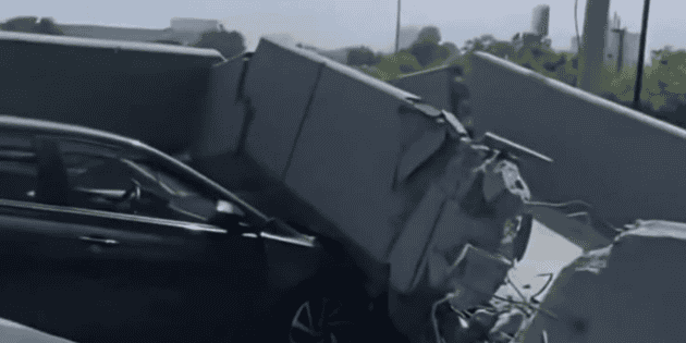 Se desploma puente peatonal en Monterrey y cae sobre automóvil