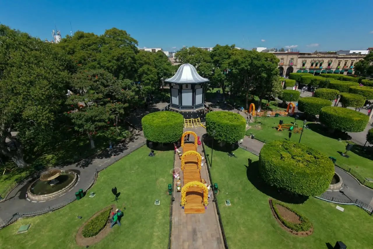 GALERÍA | El Centro Histórico de Morelia se viste de cempasúchil para celebrar a la muerte