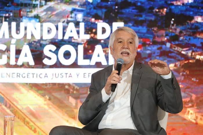 Hermosillo necesita distancias más cortas y banquetas amplias para mejorar su movilidad, plantea Enrique Peñalosa en el Foro de Energía Sola
