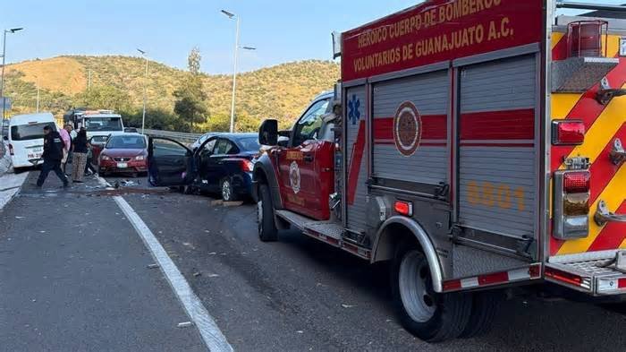 Aparatoso choque entre taxi y transporte de personal deja varios heridos en Guanajuato capital