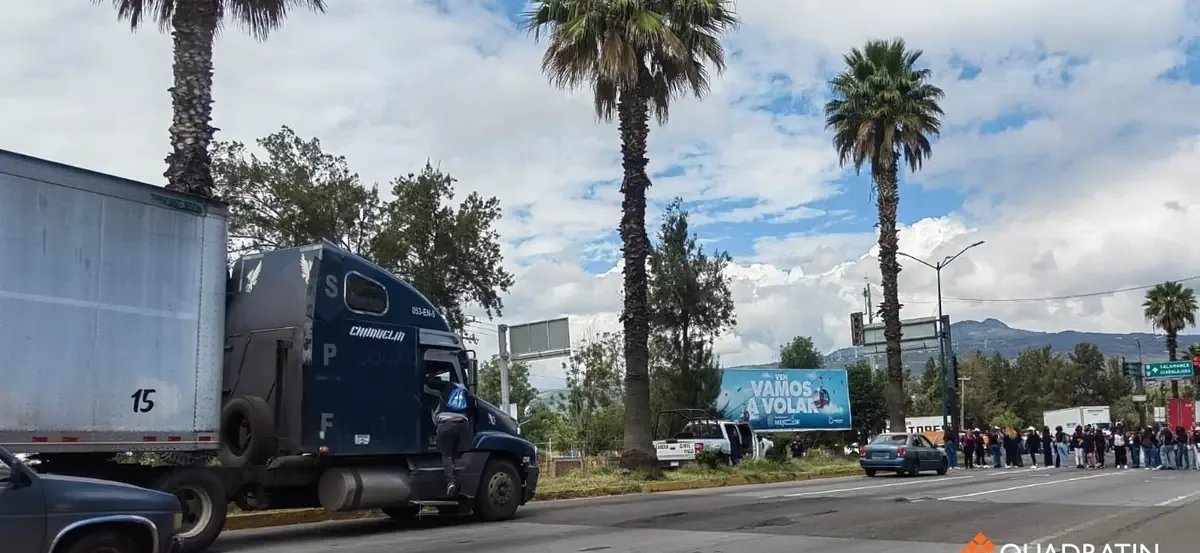 Normalistas bloquean Libramiento de Morelia; tres unidades retenidas