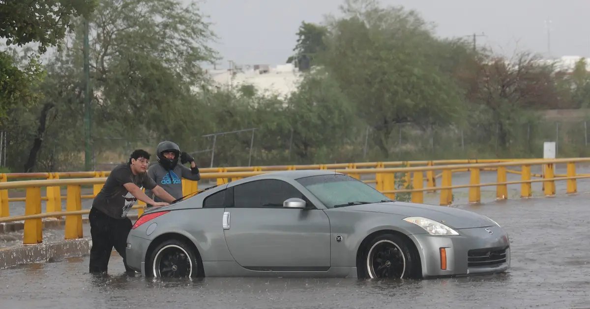 Lluvia en poniente de Hermosillo eleva nivel de canales y vara autos