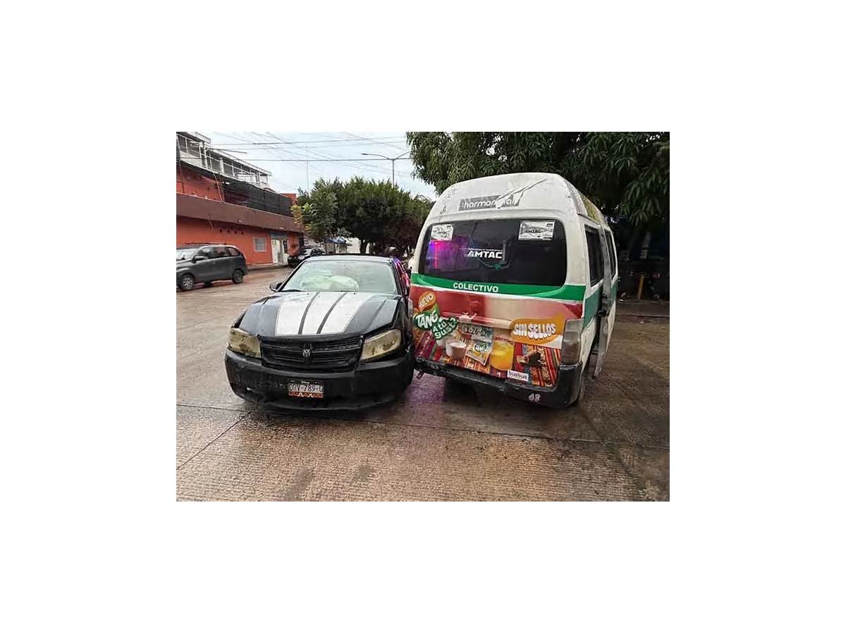 Accidente de colectivo con auto particular en Tuxtla, varios lesionados