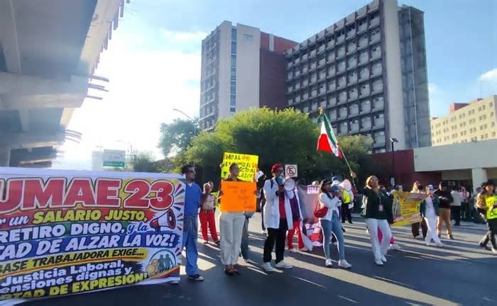 Trabajadores del IMSS bloquean avenidas de Monterrey en rechazo a aumento del 8%