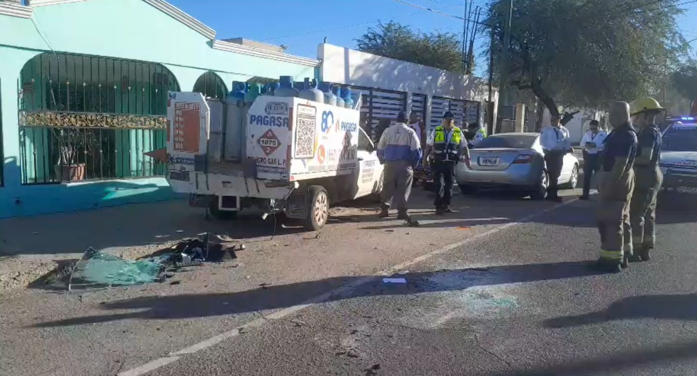Choque-volcamiento deja lesionados a una mujer y su hijo menor en Hermosillo