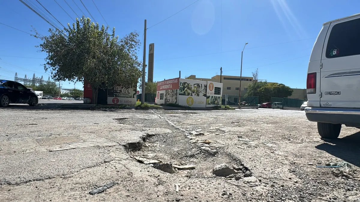 Baches dañan autos en el IMSS 67 de Ciudad Juárez
