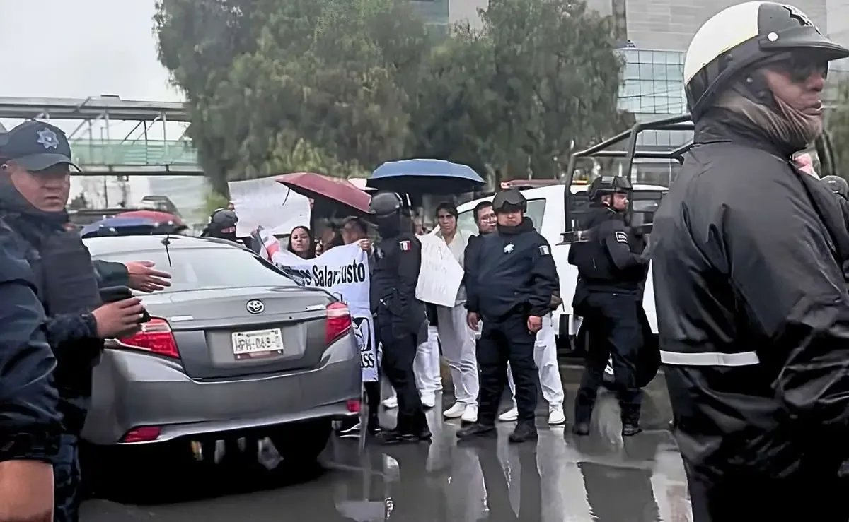 Policías de Pachuca reprimen manifestación de trabajadores del IMSS