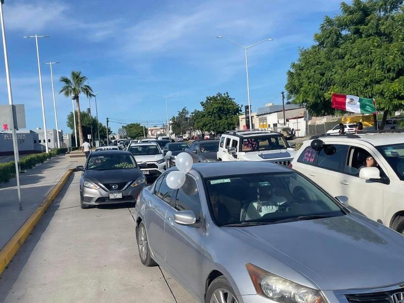 Personal médico realiza caravana vehicular por mejores condiciones laborales en La Paz