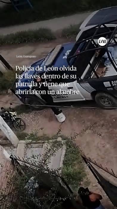 Policía olvida llaves de patrulla e intenta abrirla con un alambre en Guanajuato