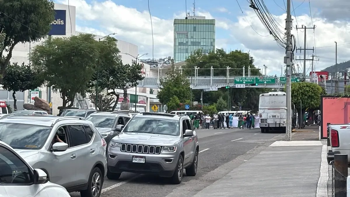 FNLS bloquea avenida Camelinas en Morelia para solicitar permiso