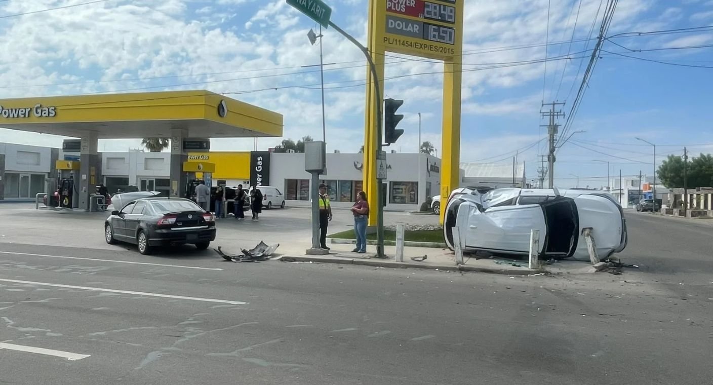 Se registra fuerte choque frente a gasolinera en colonia San Benito, en Hermosillo