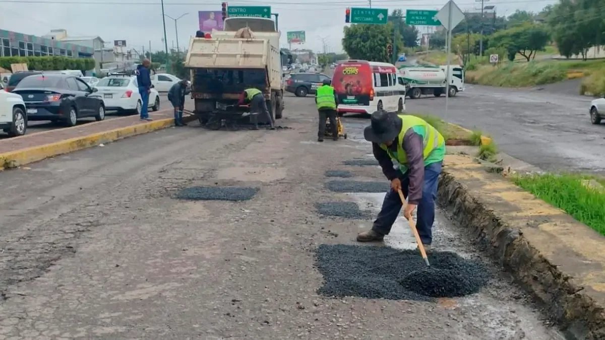 Gobierno de Morelia realiza bacheo en calles importantes
