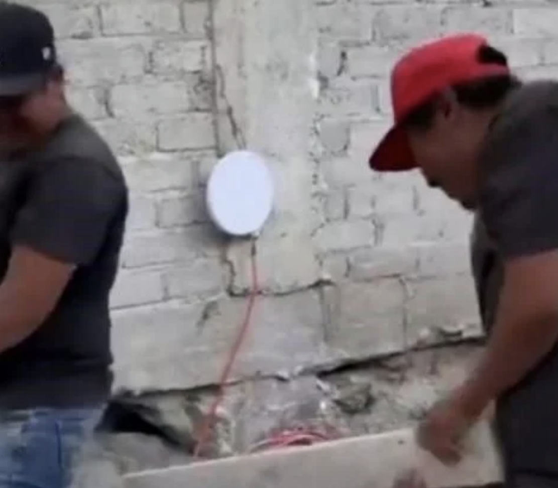 Alcalde de Juventino Rosas castiga con tablazos a albañiles por acoso