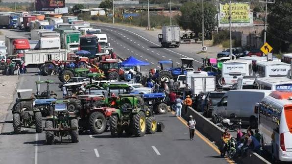 Continúa bloqueo parcial en la León-Silao; autoridades recomiendan tomar precauciones