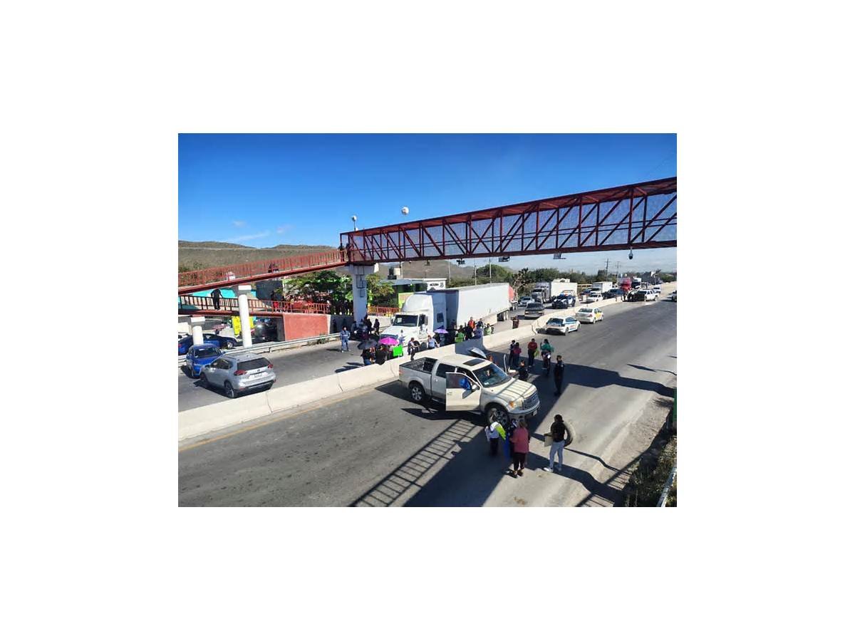 Padres bloquean carretera Saltillo-Zacatecas; exigen investigar recursos de primaria en ejido La Angostura