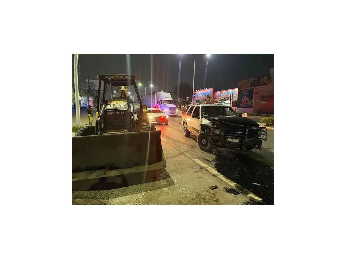 Camioneta choca contra retroexcavadora en la vía Tuxtla-Chiapa de Corzo