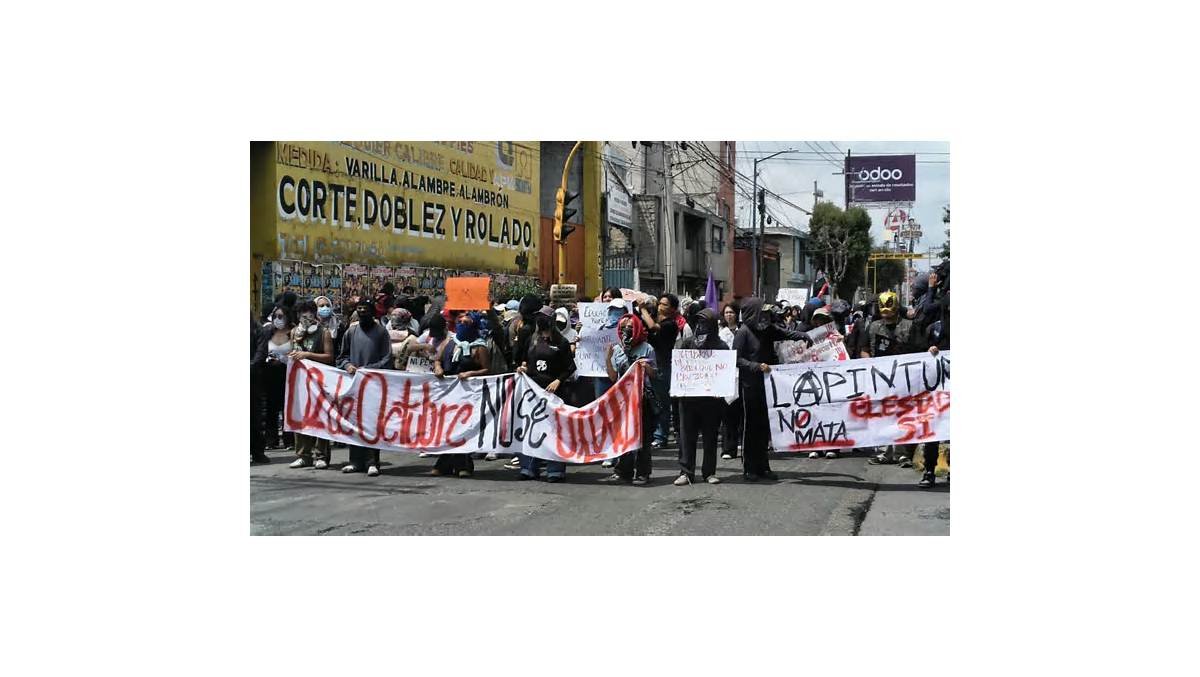 Estudiantes marchan en Toluca para conmemorar 58 años de la matanza de Tlatelolco
