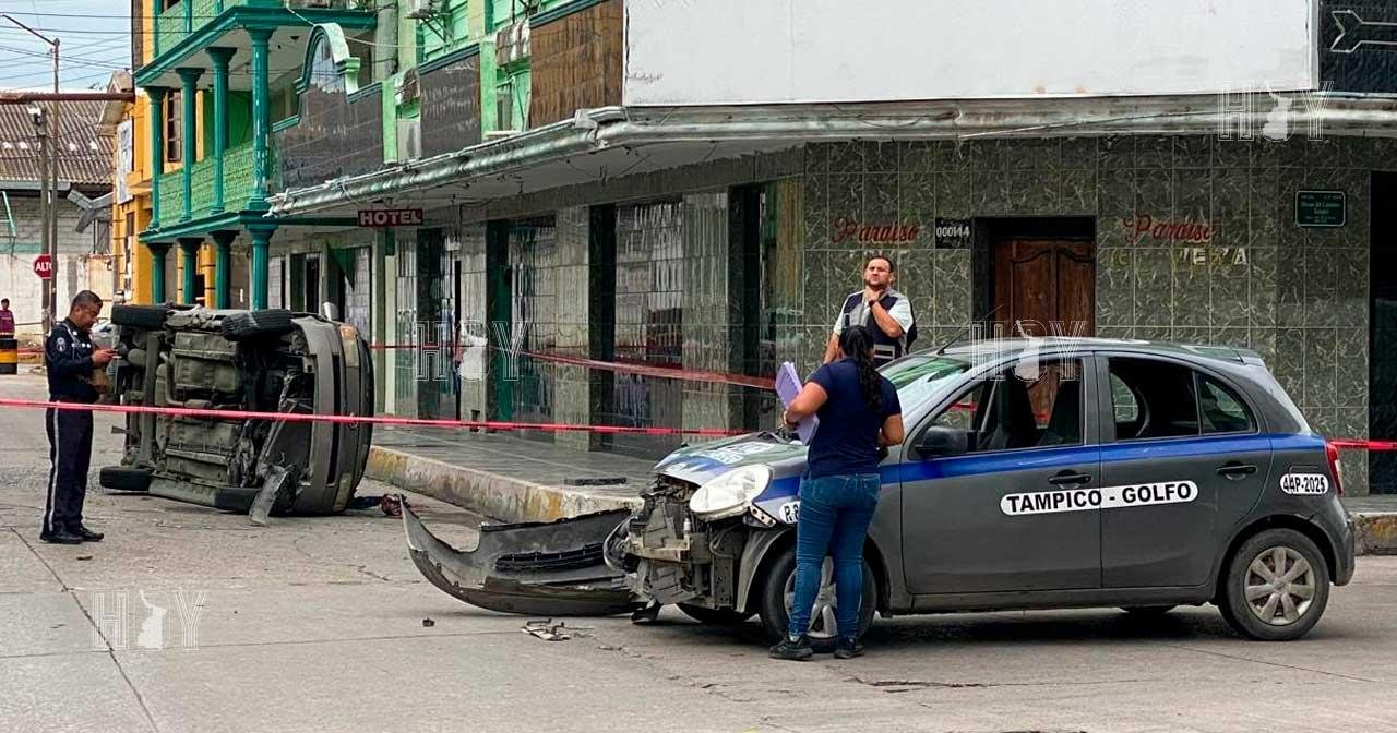 Muere conductor tras chocar y volcar en el centro de Tampico