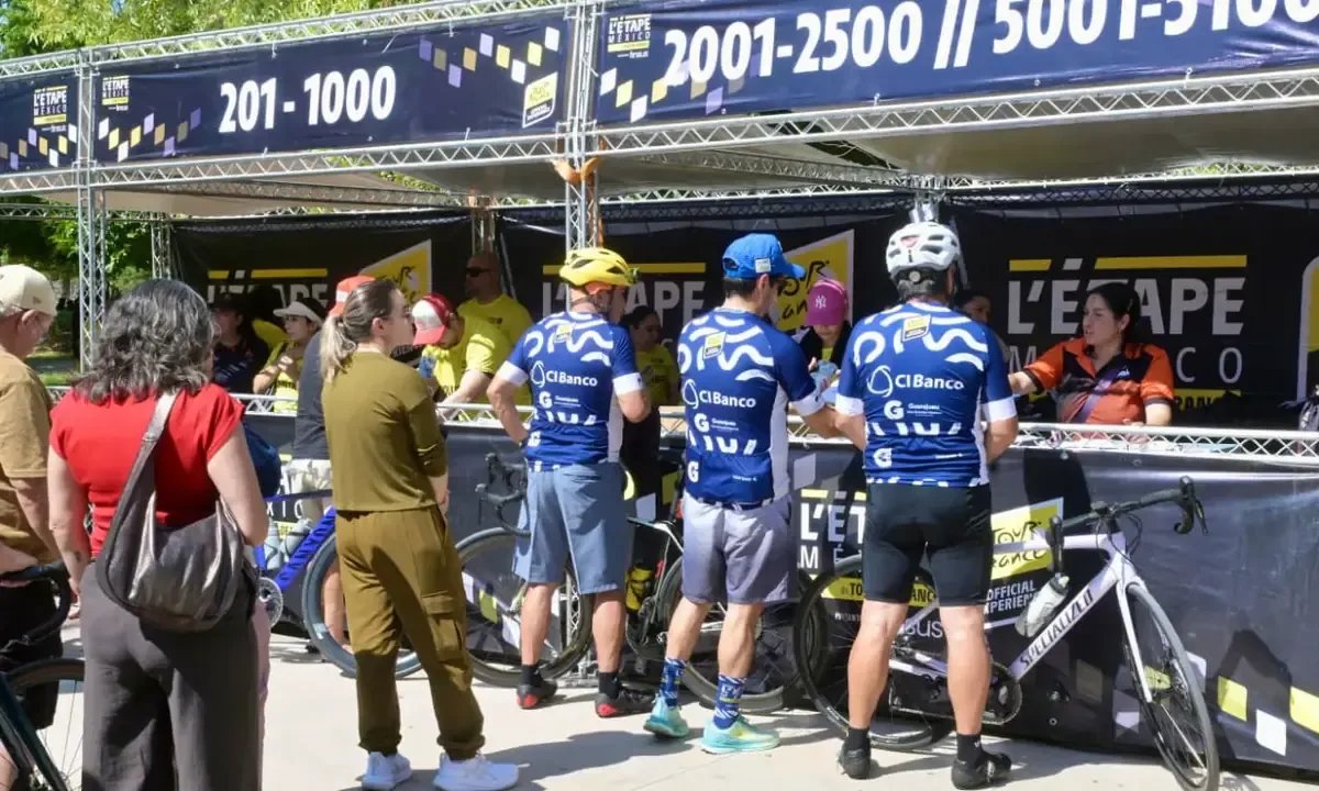 Participantes del Tour de France recogen kits en Hermosillo