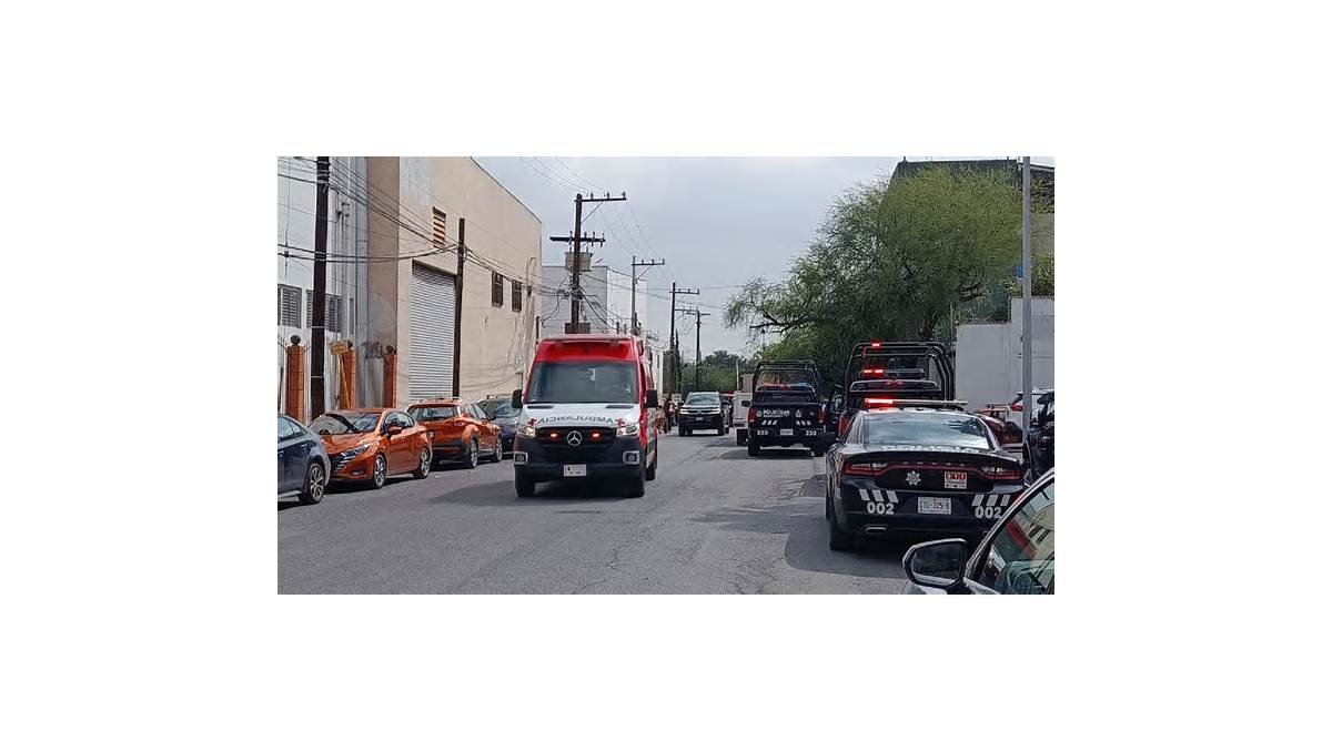 Pintor se electrocuta al tocar cables de alta tensión con rodillo en Monterrey
