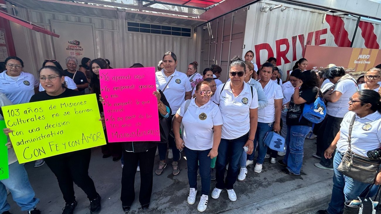 Protestan integrantes de Misiones Culturales en Saltillo