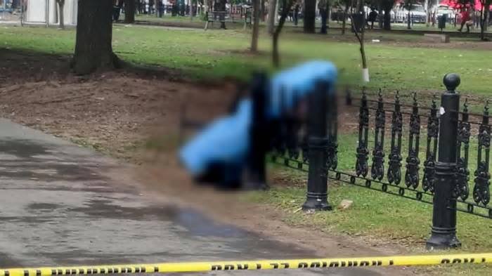 Muere hombre en una banca en la Alameda en el Centro de Monterrey