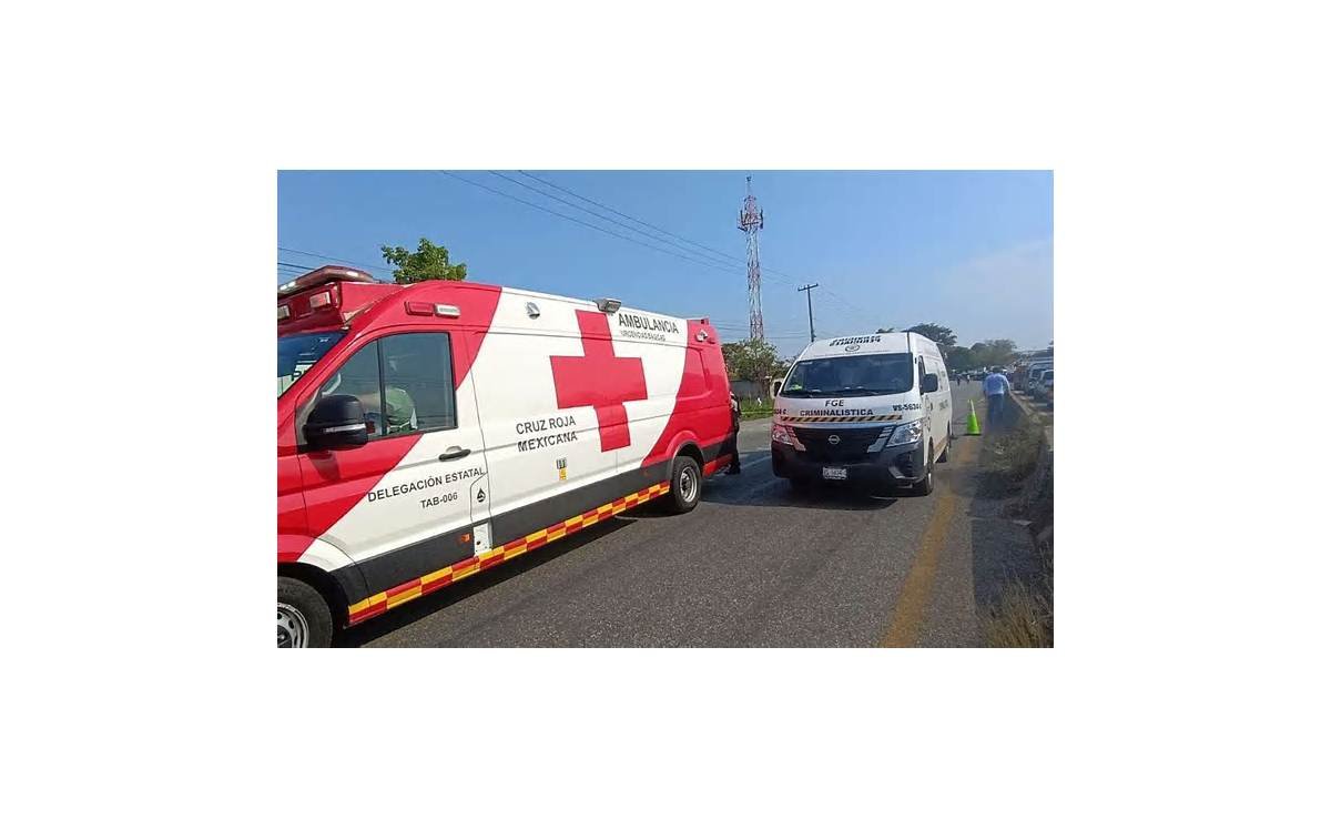 Accidente en carretera Teapa-Villahermosa deja 2 universitarios muertos y 5 heridos; se impactaron contra un vendedor de helados y un poste