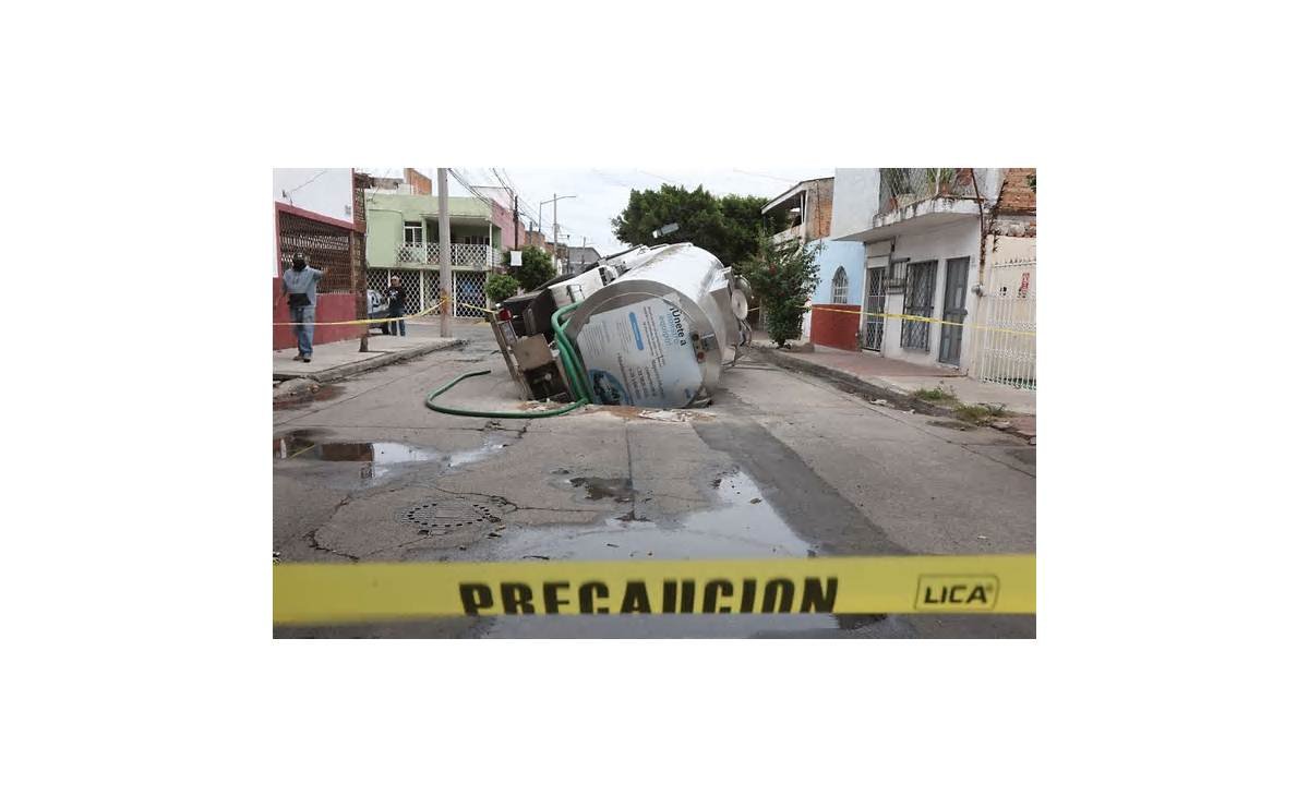 Pipa de agua cae a un socavón de tres metros de profundidad en Guadalajara, Jalisco