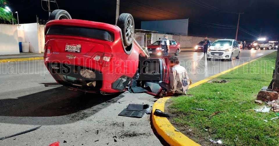 Pierde el control y vuelca frente a agencia automotriz en Tampico
