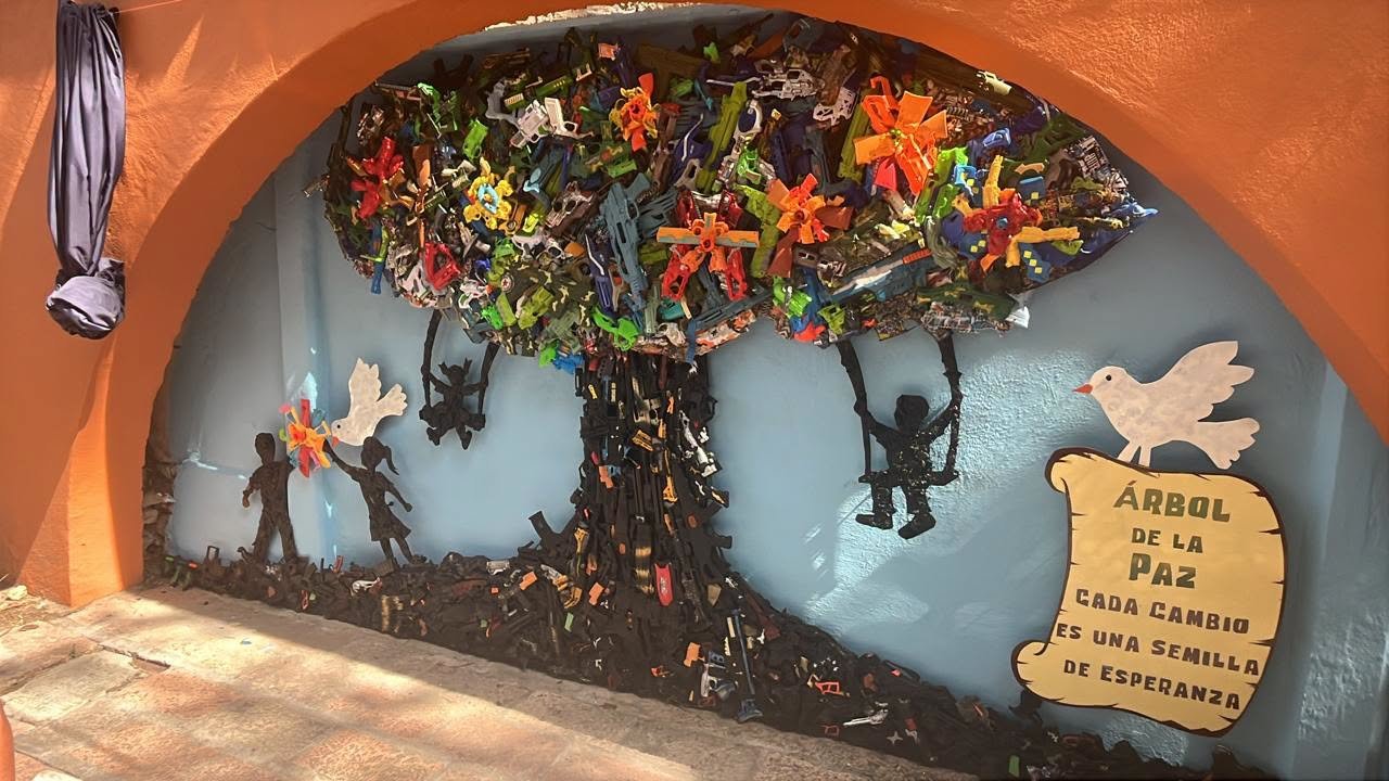 Más de 200 juguetes bélicos fueron convertidos en mural por la paz, en Dolores Hidalgo