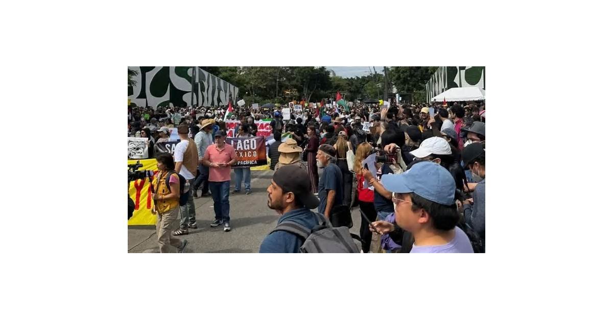 Realizan segunda marcha por el agua en Guadalajara; manifestantes expulsan a encapuchados (VIDEO)