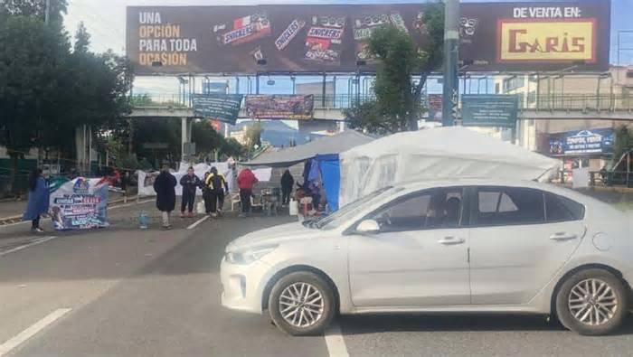 Cumple tercer día bloqueo de trabajadores de la salud en Paseo Tollocan, Toluca
