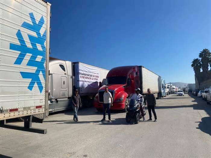 Arranca marcha de transportistas en Tijuana con hasta 100 camiones