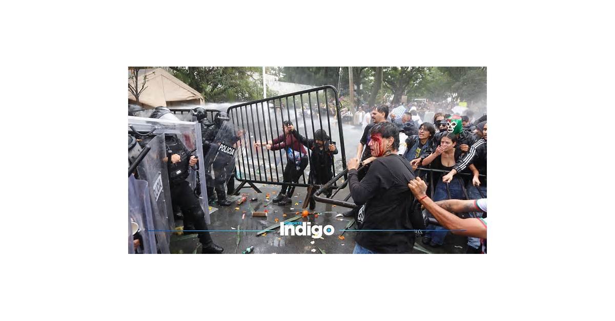 Jalisco investiga a 17 policías por uso de la fuerza en marcha por agua limpia