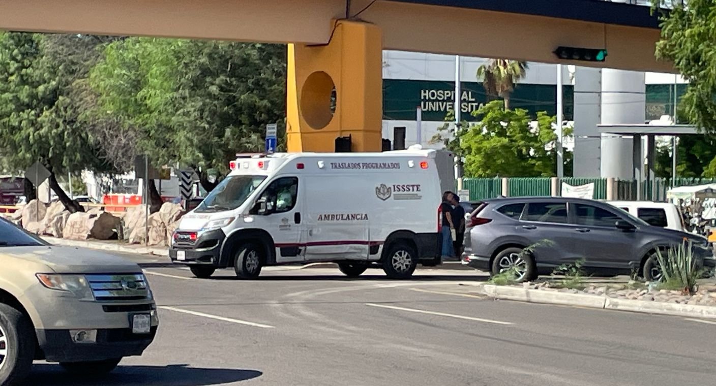 Automovilista choca con ambulancia tras no respetar semáforo del puente de la Unison en Hermosillo