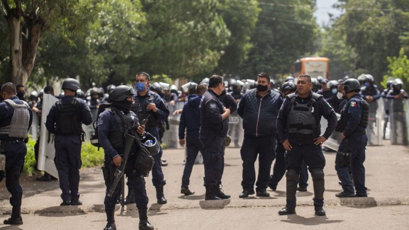 Se Enfrentan Normalistas y Policías en Morelia, Michoacán; Vandalizan Comercios
