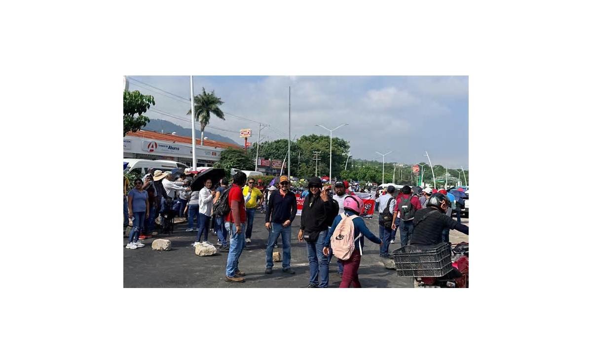 Maestros de la CNTE bloquean accesos a Tuxtla Gutiérrez; van contra reforma educativa y ley del ISSSTE
