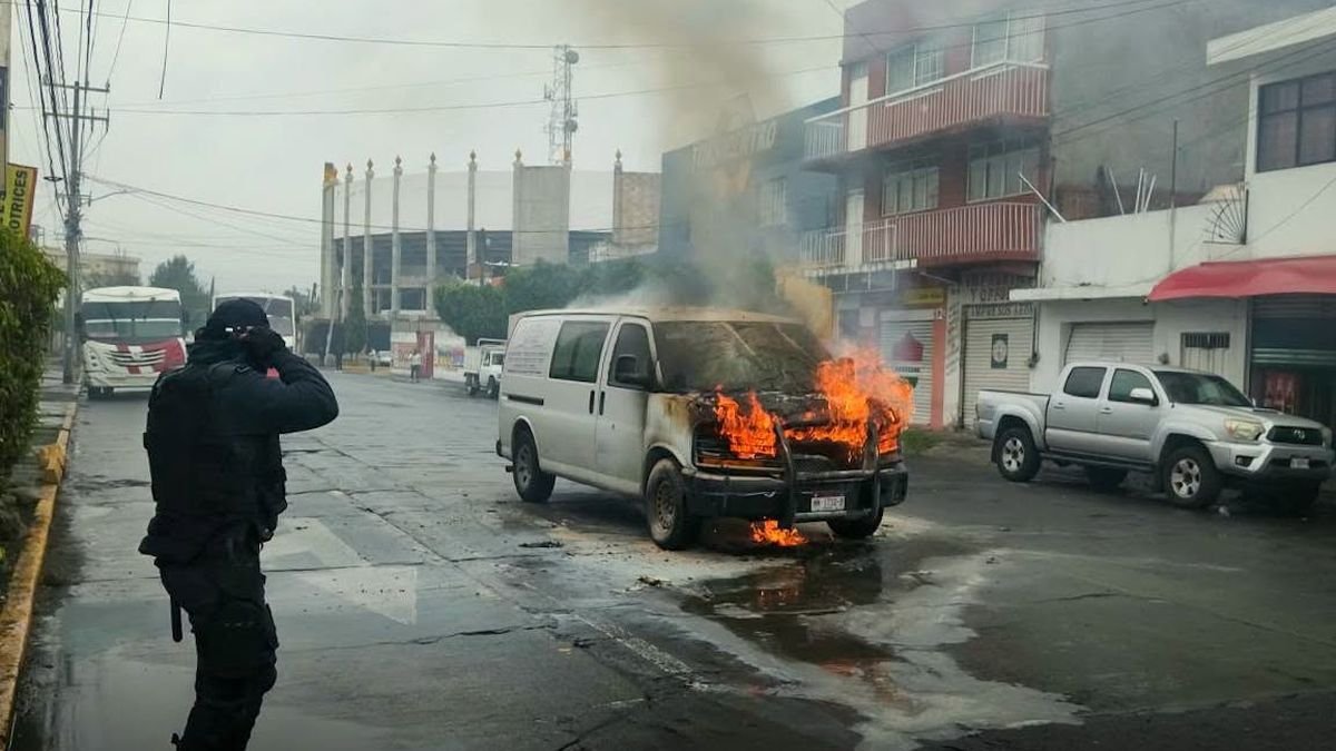 Vehículo se incendia en Morelia, cerca del Monumento a Lázaro Cárdenas