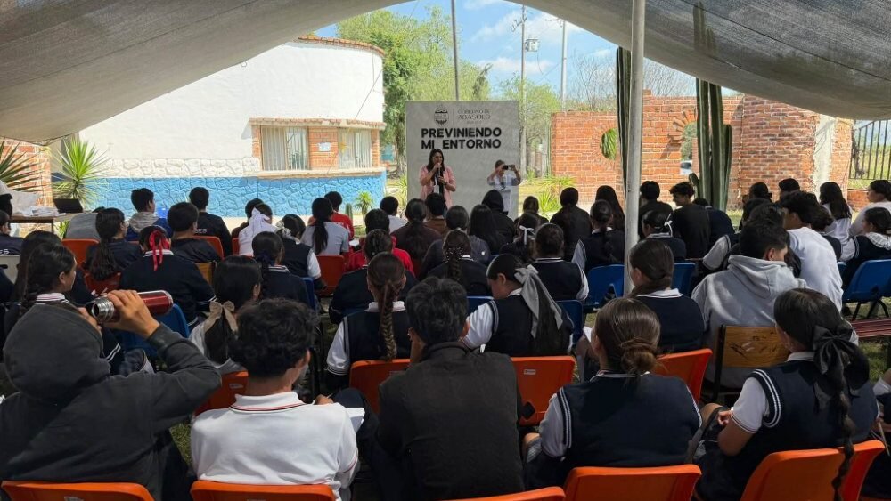 Abasolo lleva plática sobre proyecto de vida a estudiantes del Bachillerato SABES