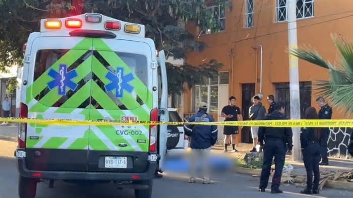Hombre sale de su casa y es asesinado a balazos justo cuando se despedía de su esposa en Guadalajara