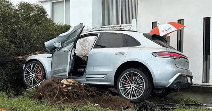 Ex senador David Penchyna estrella su Porsche en árbol en Pachuca: este es su estado de salud