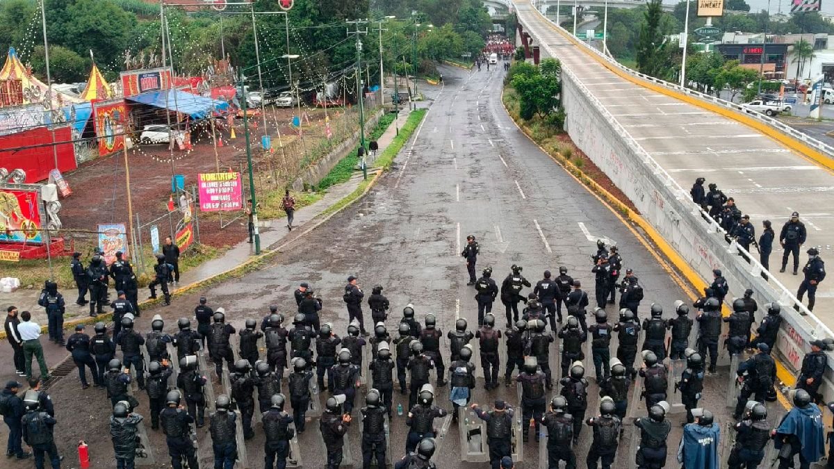 SSP disuelve marcha normalista en Morelia tras ataque con cohetón a policía