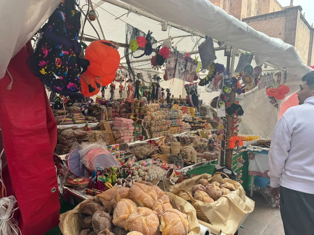 La vendimia de Día de Muertos llena de color y tradición el Centro Histórico de San Luis Potosí