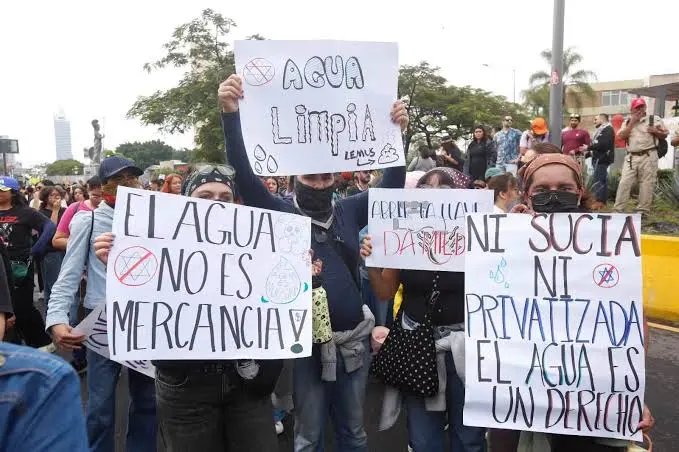 Frenan marcha por el agua en Guadalajara por detonación de explosivo y presencia de grupo de choque