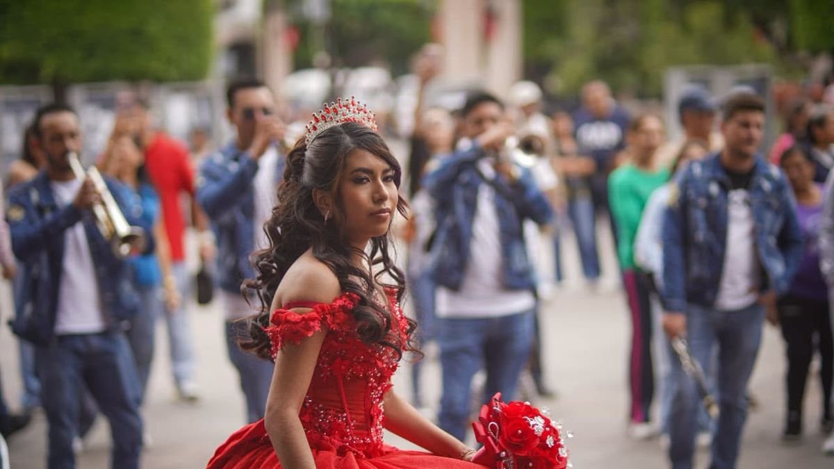 Quinceañera roba miradas con baile y banda en pleno Centro de Morelia