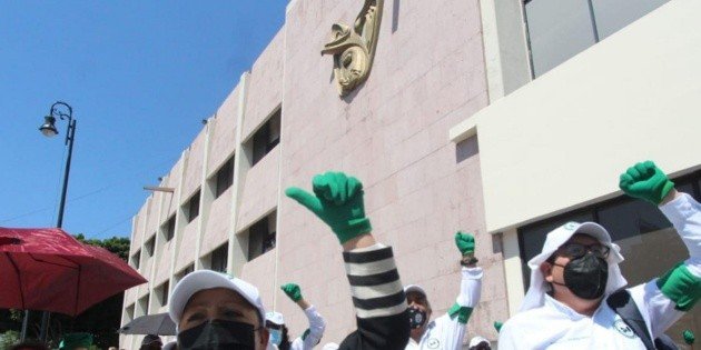 Trabajadores del IMSS en Jalisco marchan hacia el Sindicato en Guadalajara