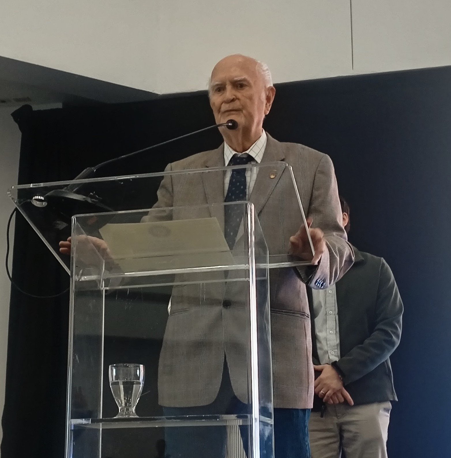 Grupo 21 de Tijuana reconoce a Luis López Moctezuma como Personaje del Año 2026