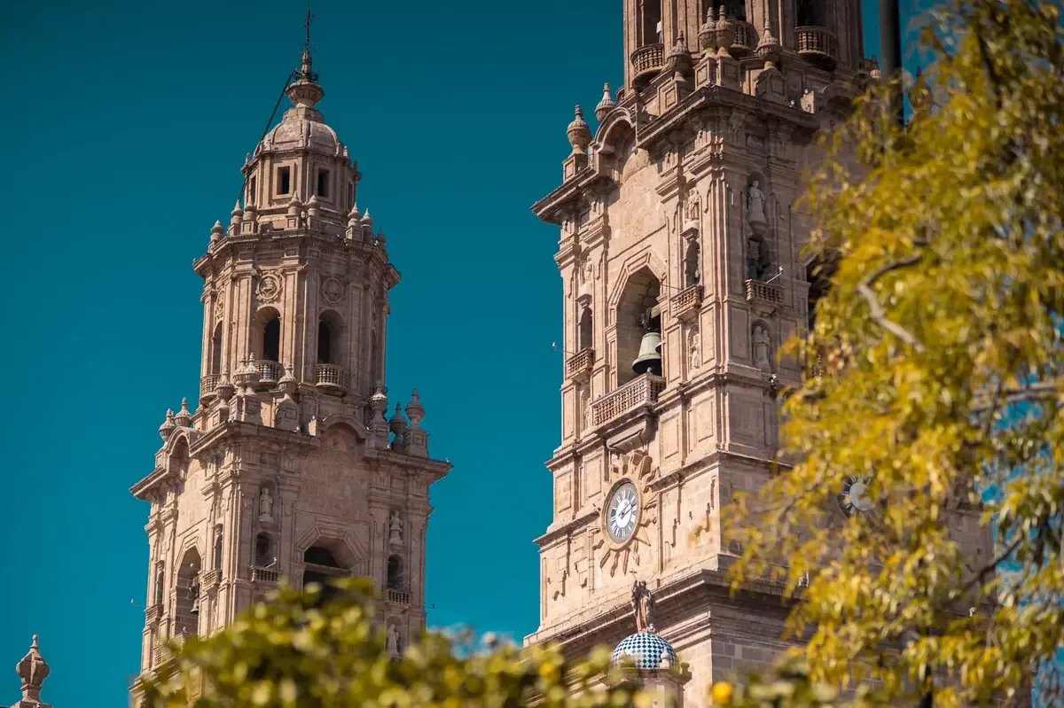 Trabajadores del IMSS marchan en Morelia por condiciones laborales